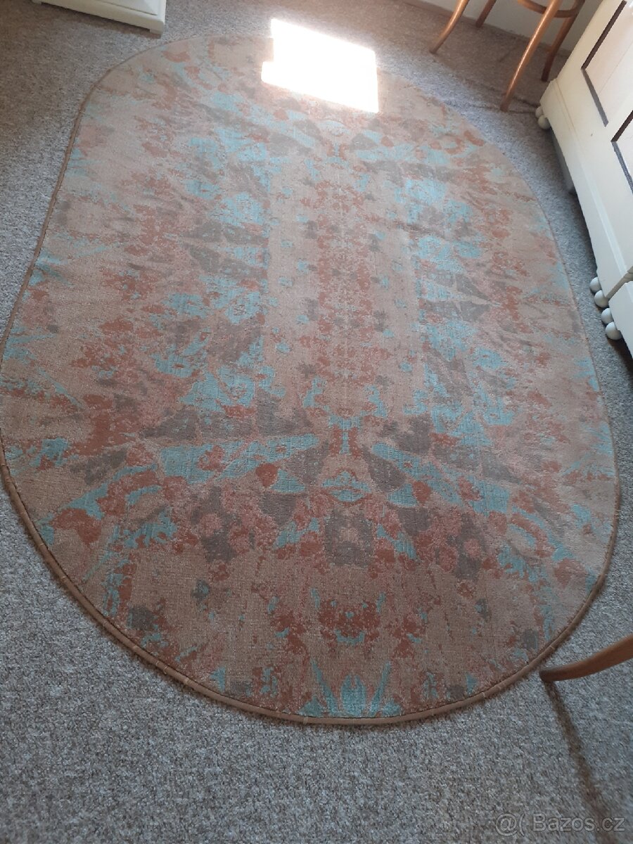 Oválný plyšový koberec