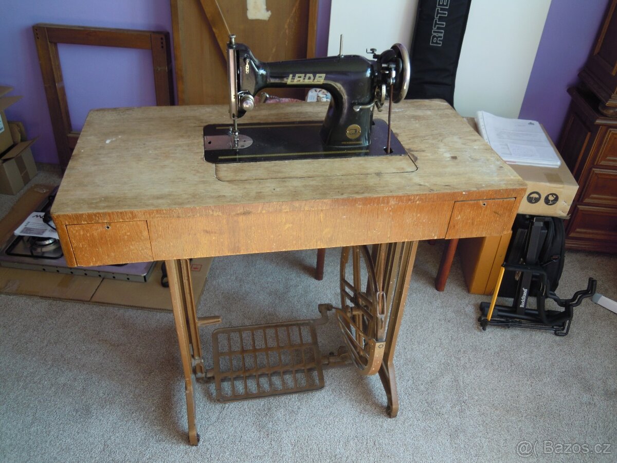 Šící stroj LADA