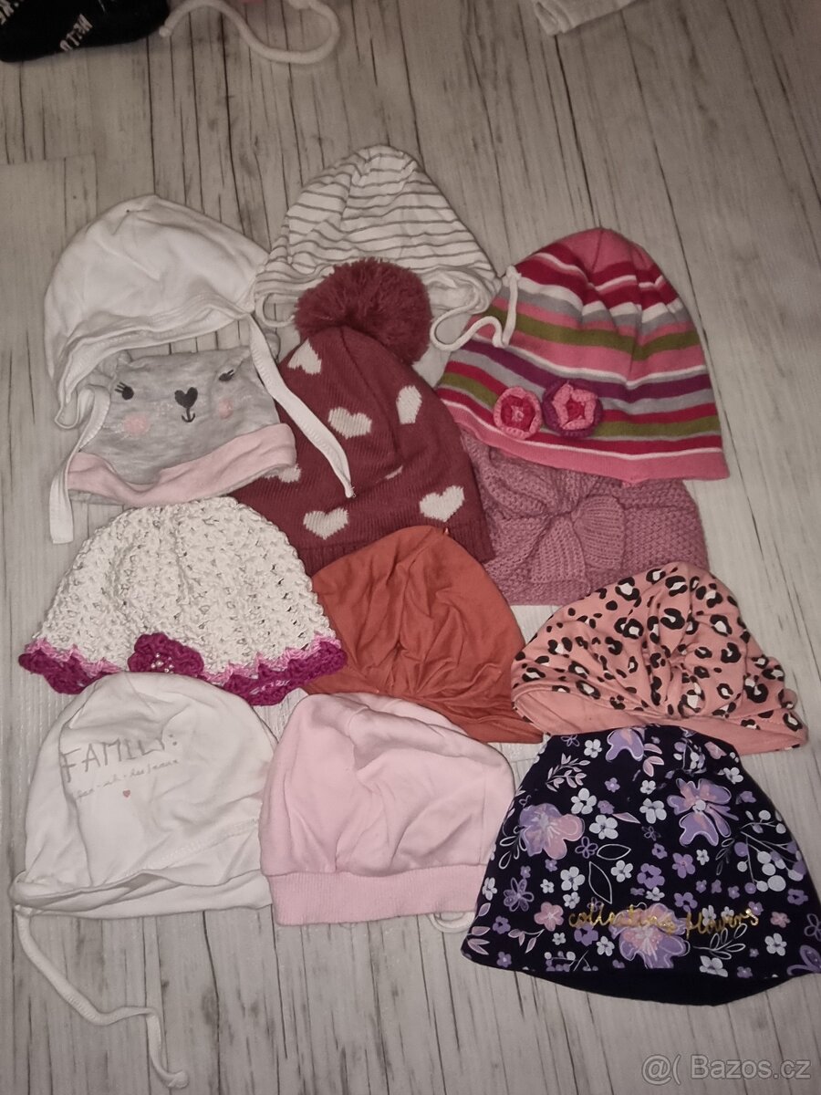 Dívčí mix čepiček cca 0-2 roky