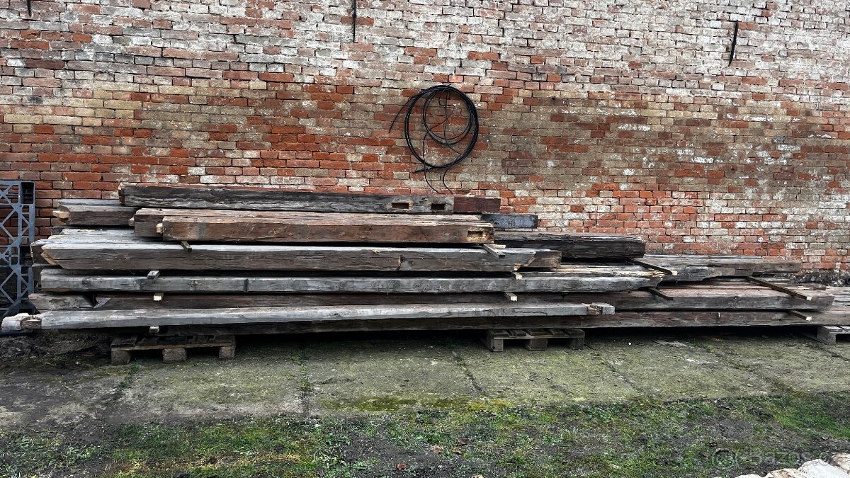 Staré trámy z demolice