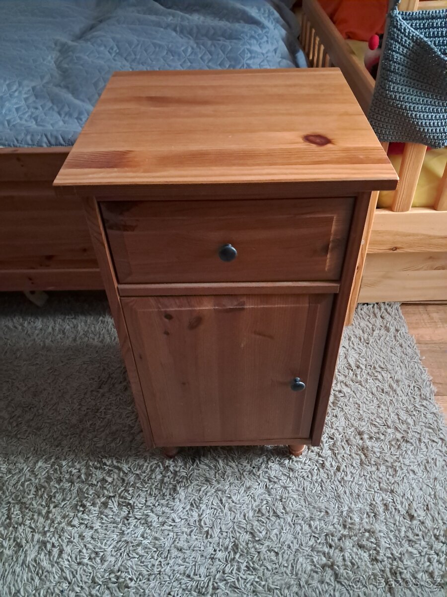 Ikea Hemnes noční stolek