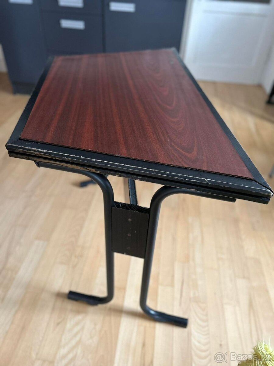 Prodám 15 stolů do učebny nebo kanceláře