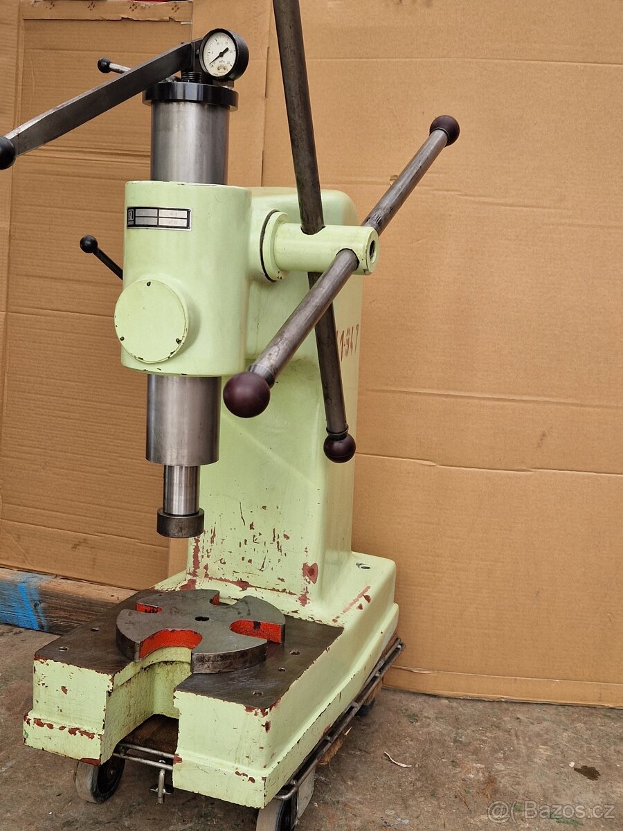 Prodám ruční hydraulický lis CTC5