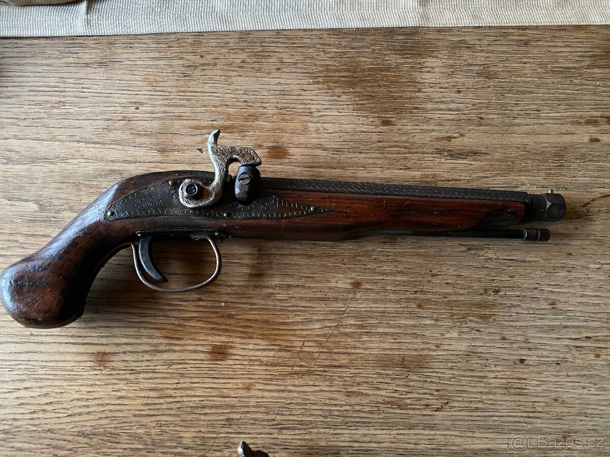 Prodam 2ks křesadlova historicka pistole