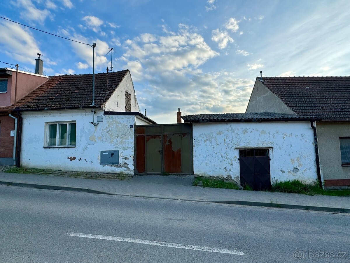 Dům určený k demolici v obci Uherčice, okres Břeclav