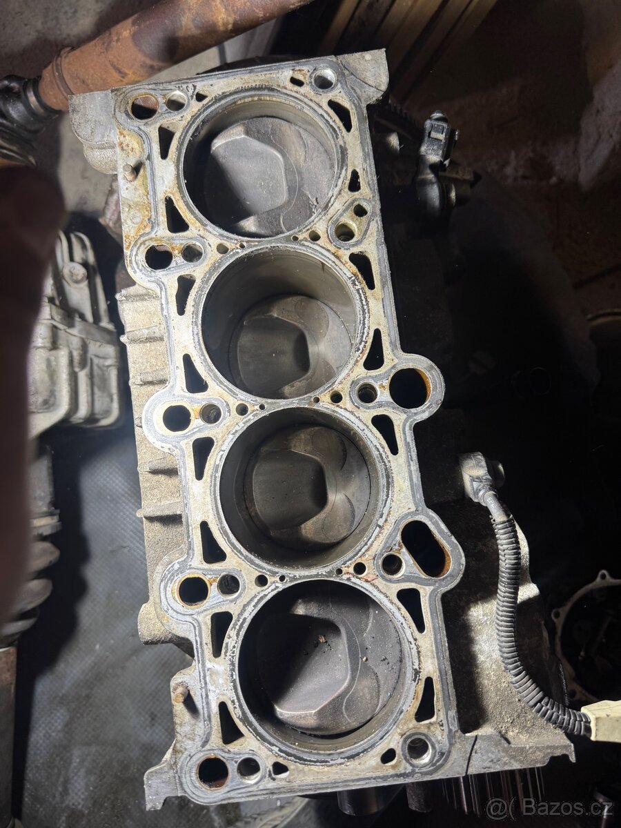 Spodek motoru 2.0fsi 110 kw Passat B6 kód BLR