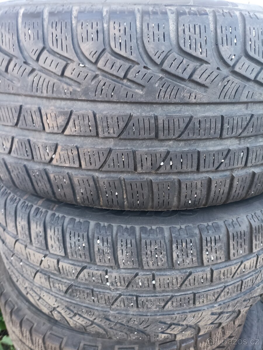 2 kusy zimních pneumatik Pirelli 235 45 r18