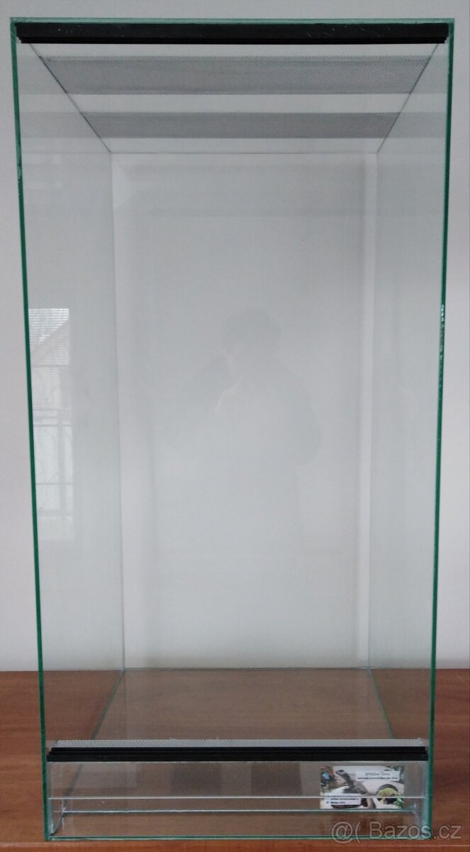 Terárium 40x40x100 nové .Vhodné pro chameleony a jine stromo