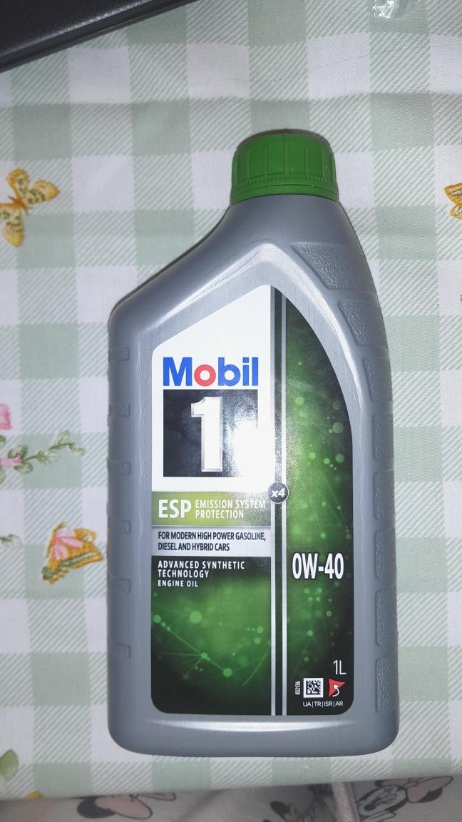 Motorový olej značky Mobil 1 0W-40 zelený