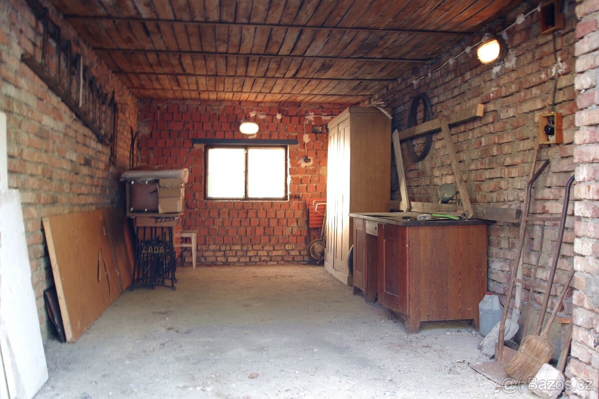 Garáž 23 m² Adamov ul. Komenského