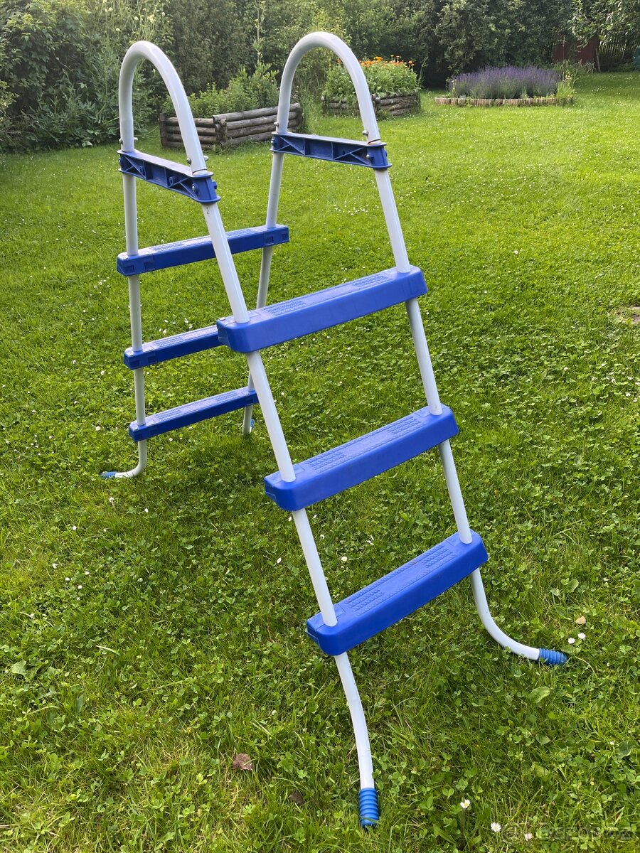 Schůdky k bazénu