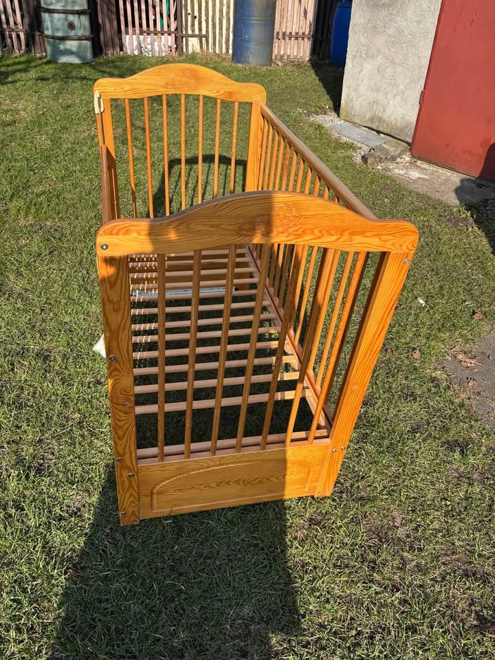 Dětská dřevěná postýlka se stahovací bočnici