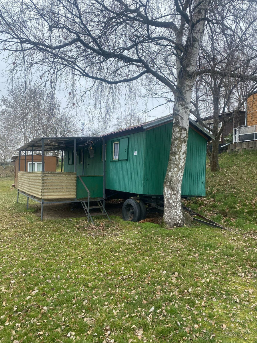 OBYTNÁ POJÍZDNÁ CHATA NA KOLECH S TERASOU