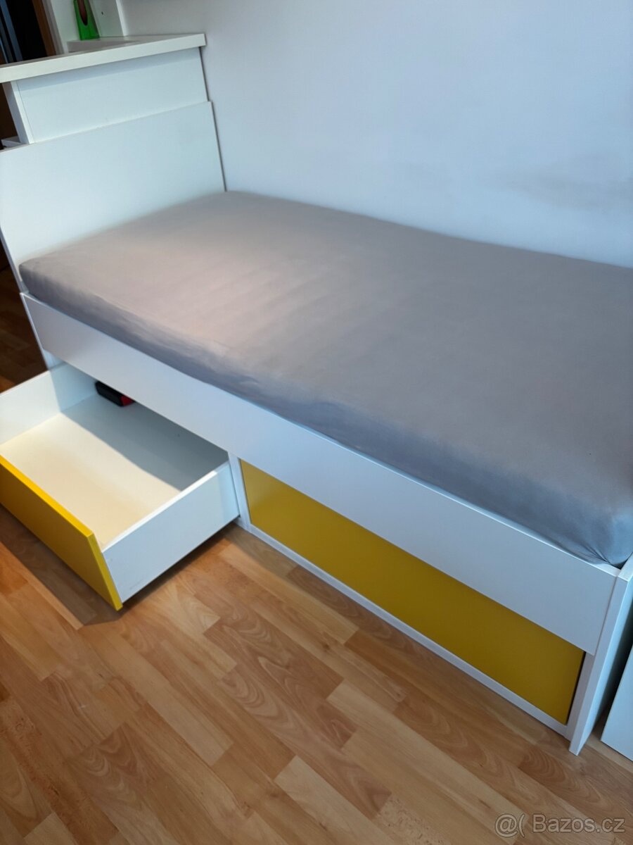 Bílá postel v perfektním stavu