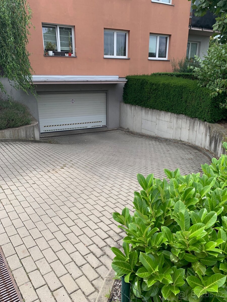 Pronájem garážového stání, sam. uzavíratelné,15,5 m2,Praha4