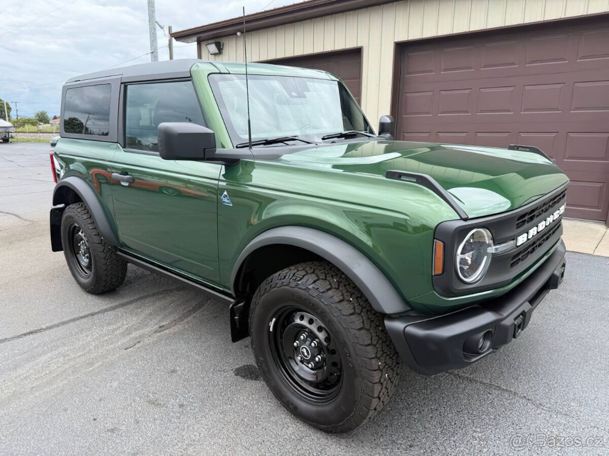 Ford Bronco Black Diamond 2.3L 4x4 - 2023 rok