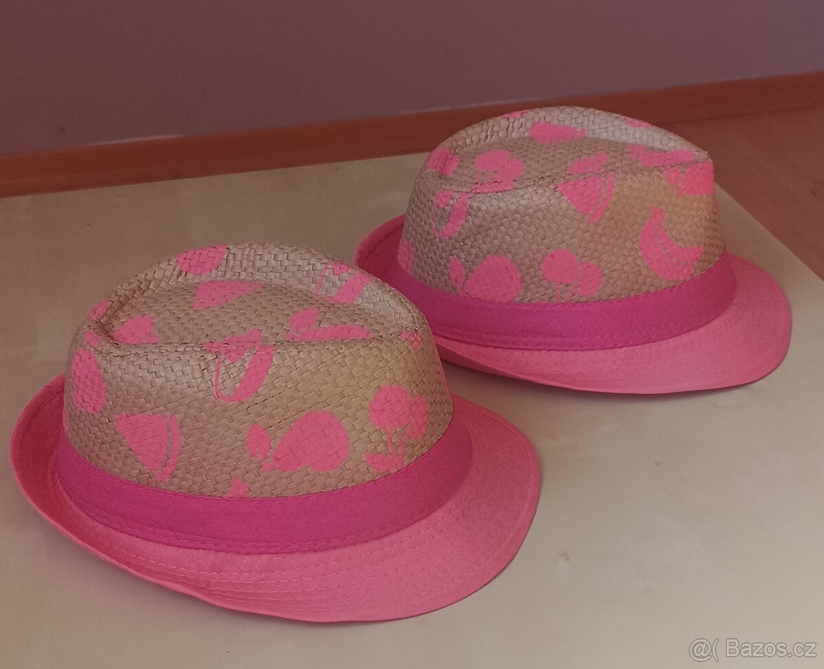 Holčičí klobouček vel. 52, 2 kusy, nové