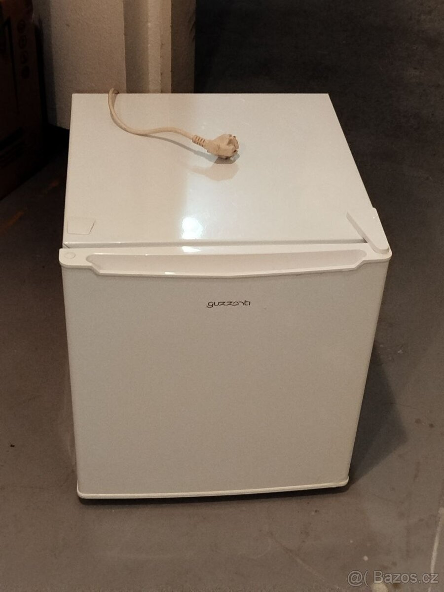 Mini lednička s mrazákem – plně funkční