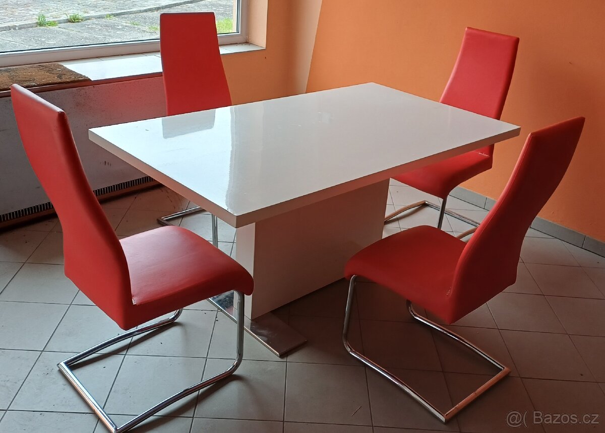 Jídelní stůl a 4 židle