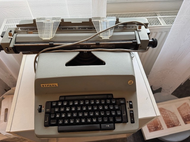 Starý elektrický psací stroj Jatraň - USSR