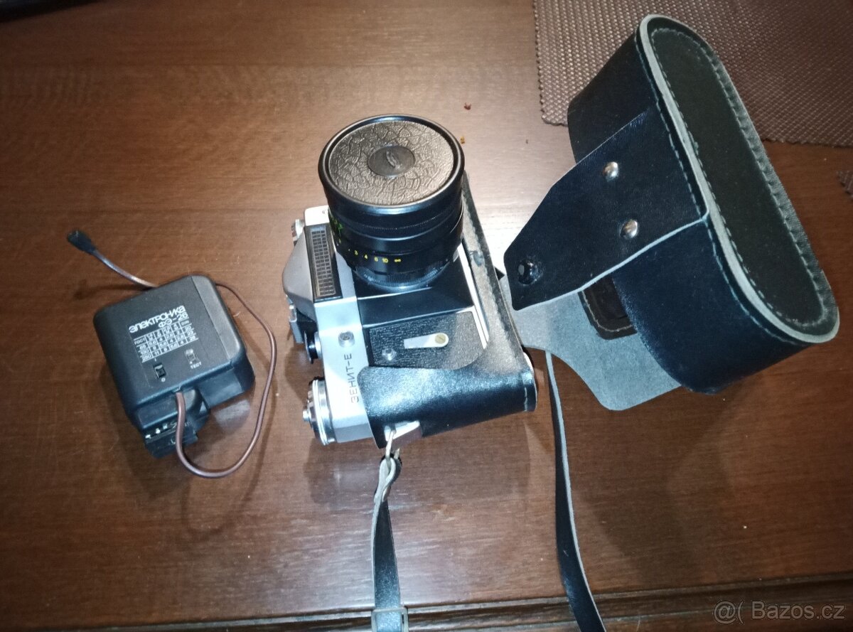 Zenit E s objektivem