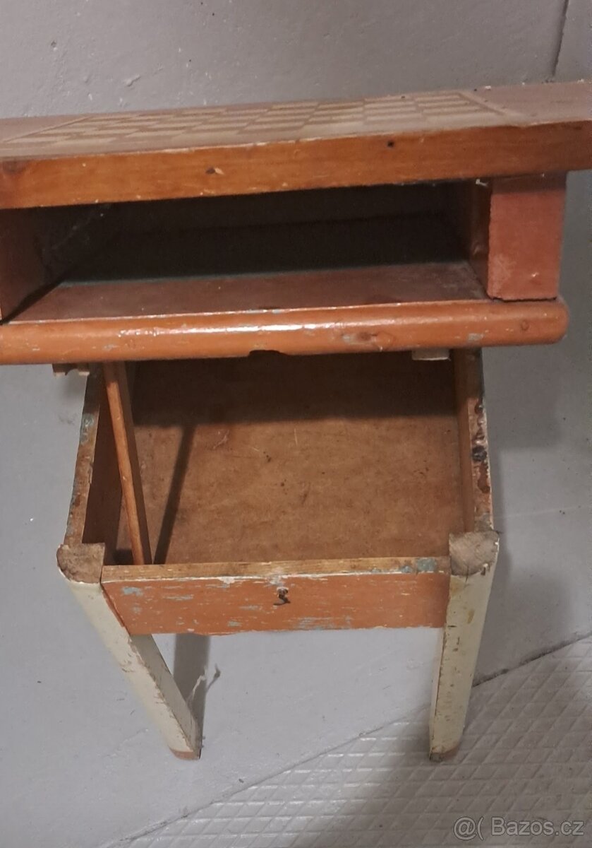 Starý dětský stolek s úložným prostorem