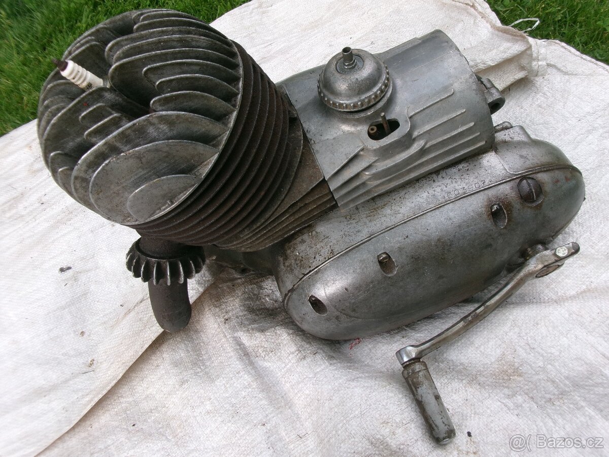 prodám náhradní díly na motorky, motor, kola, plechařina, ..