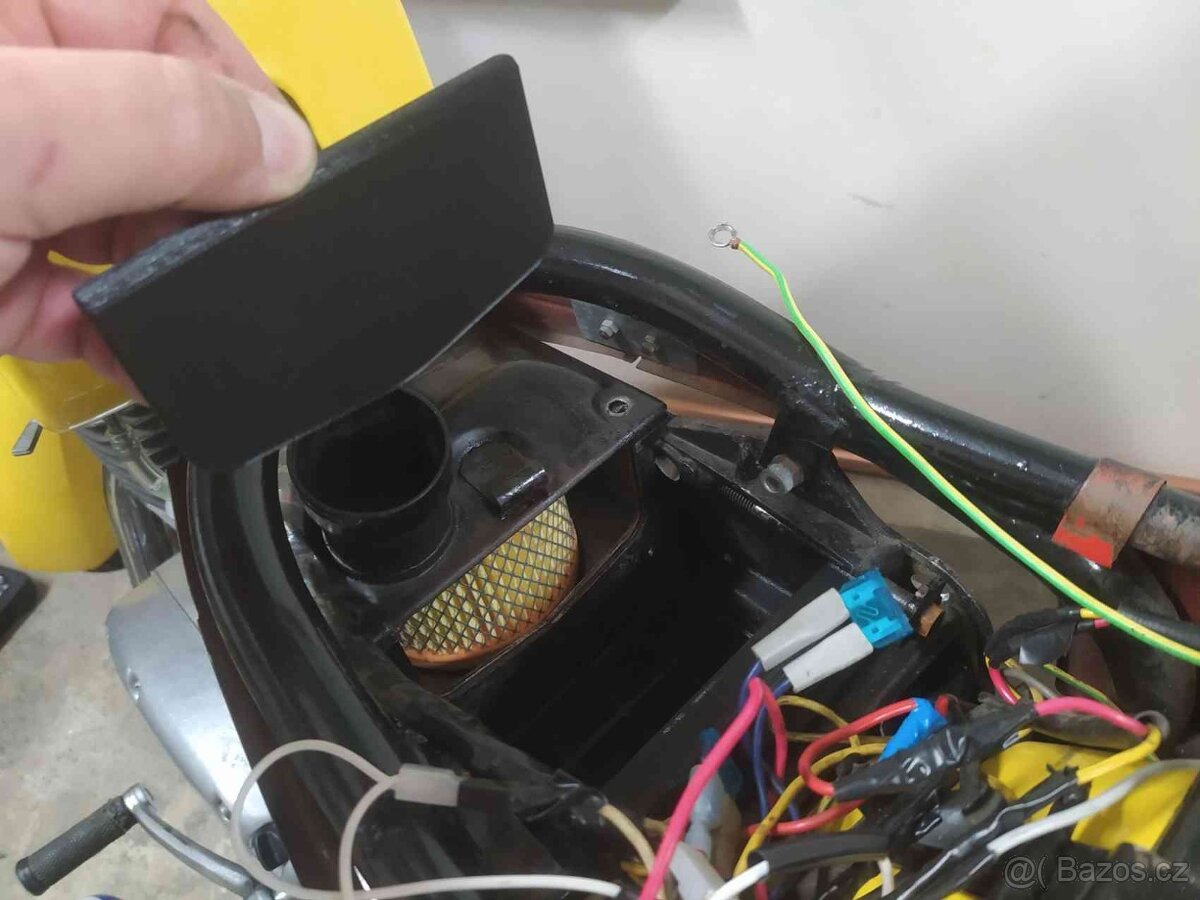 ČZ 125/488 (175/487) - záslepka filtr box baterka