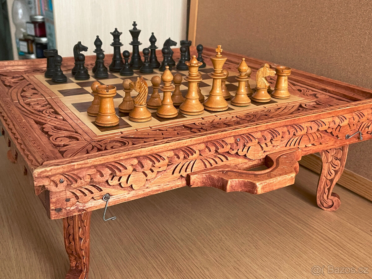 Šachovnice + dřevené šachy