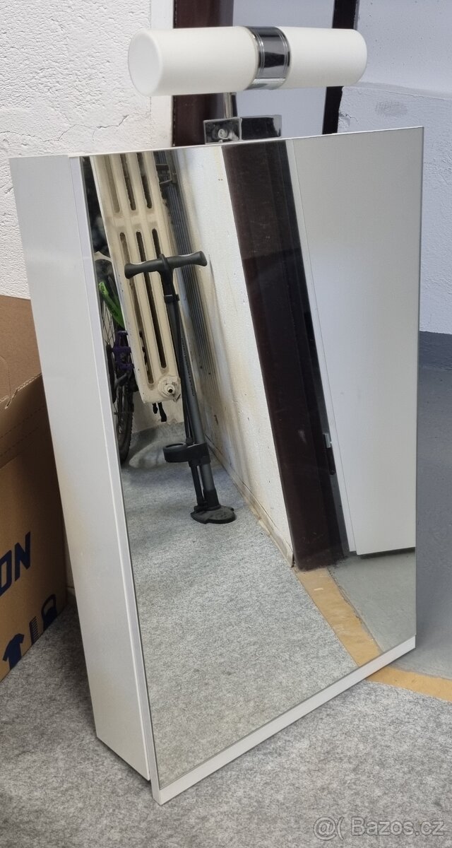 Koupelnová skříňka se zrcadlem a světlem
