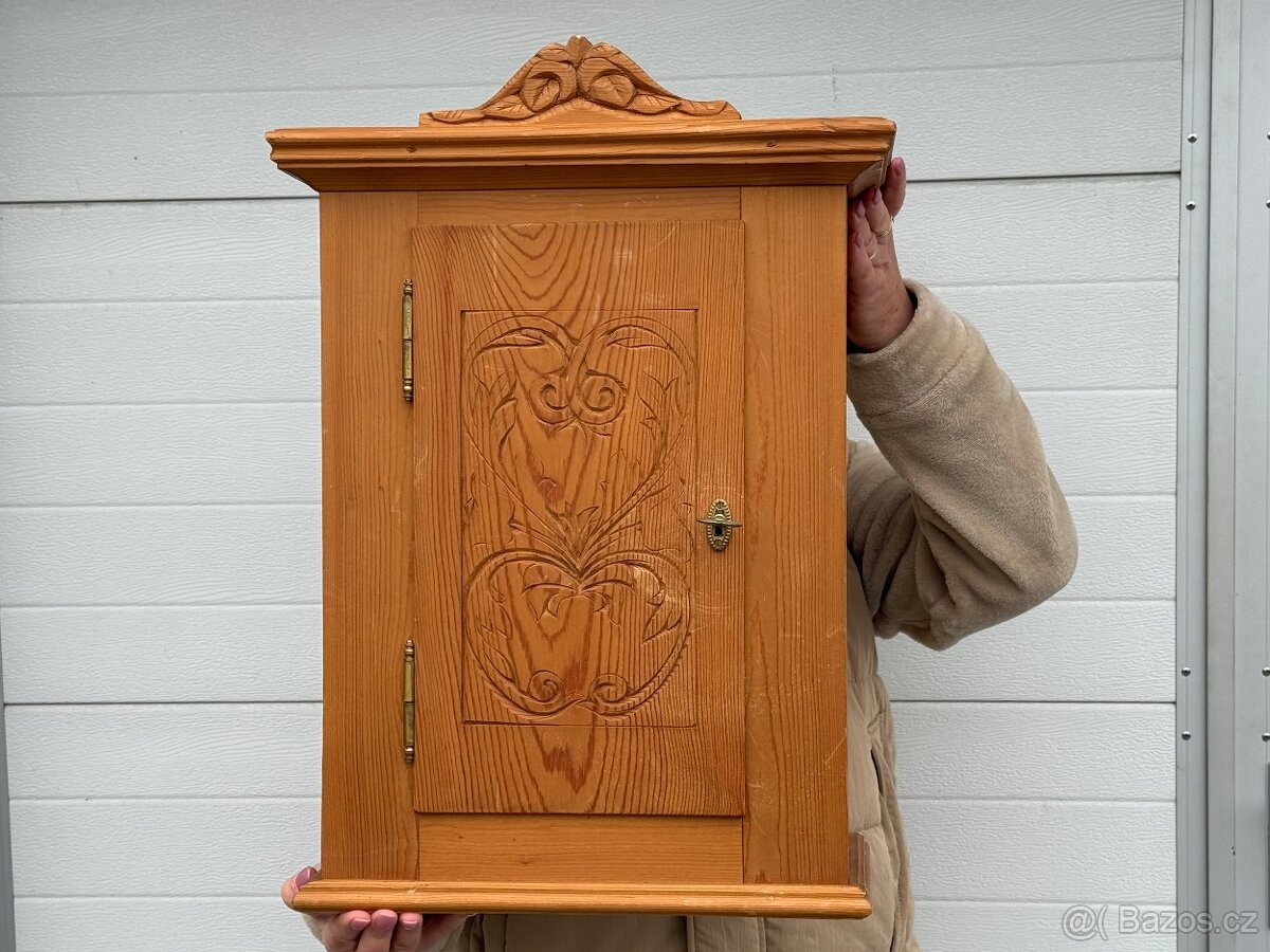 Velká dřevěná zdobená lékárnička masivní dřevo