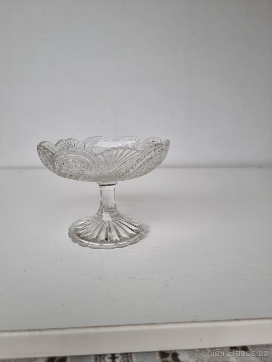 Skleněná mistička s nožičkou