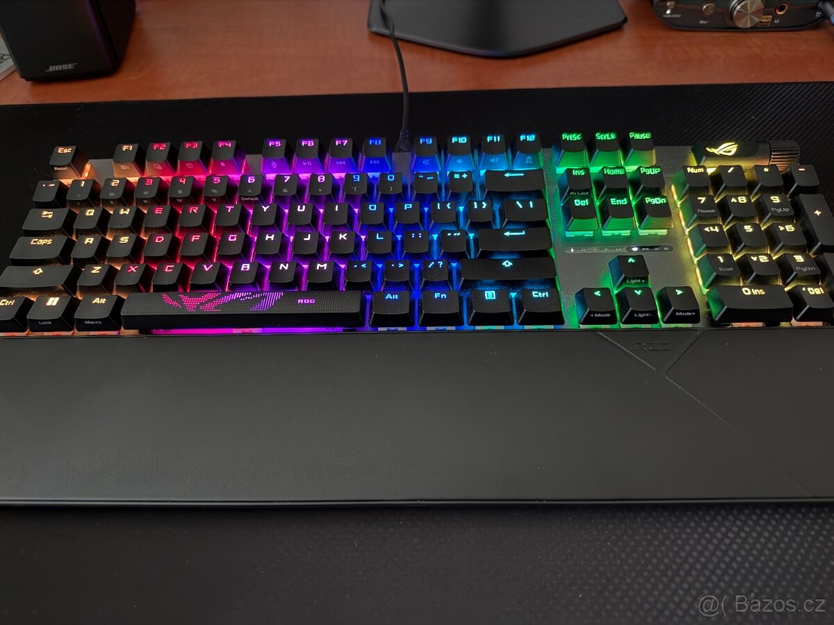 Klávesnice: ASUS ROG Strix Scope II X (ROG NX Snow V2 / PBT)