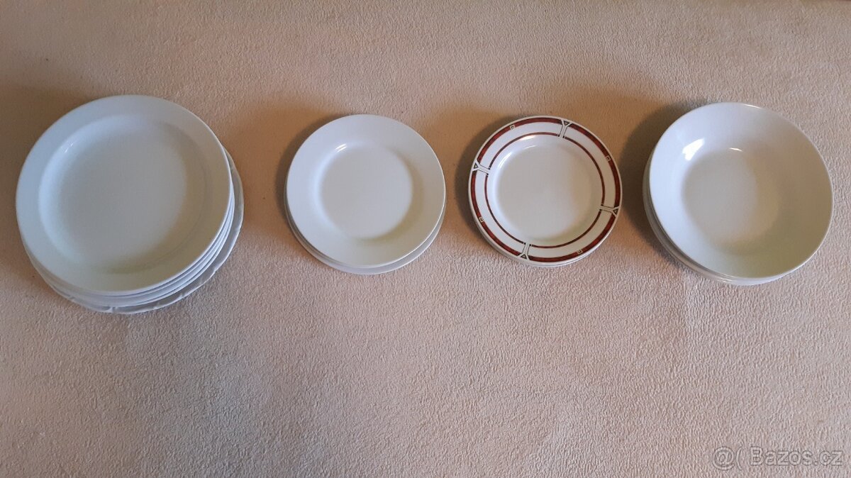 Sada porcelánových talířů - 19 ks.