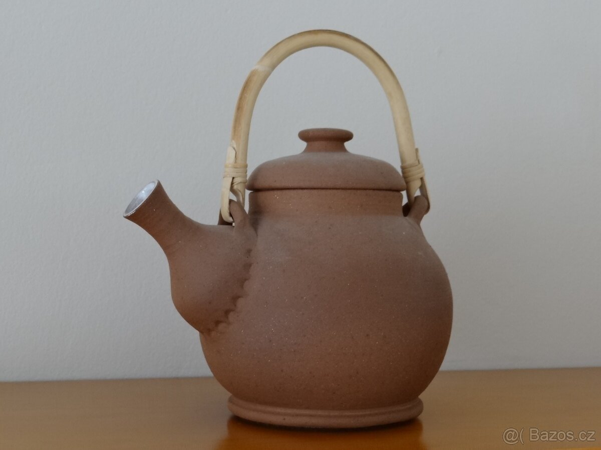 Hnědá keramická konvice s bambusovou rukojetí 1l