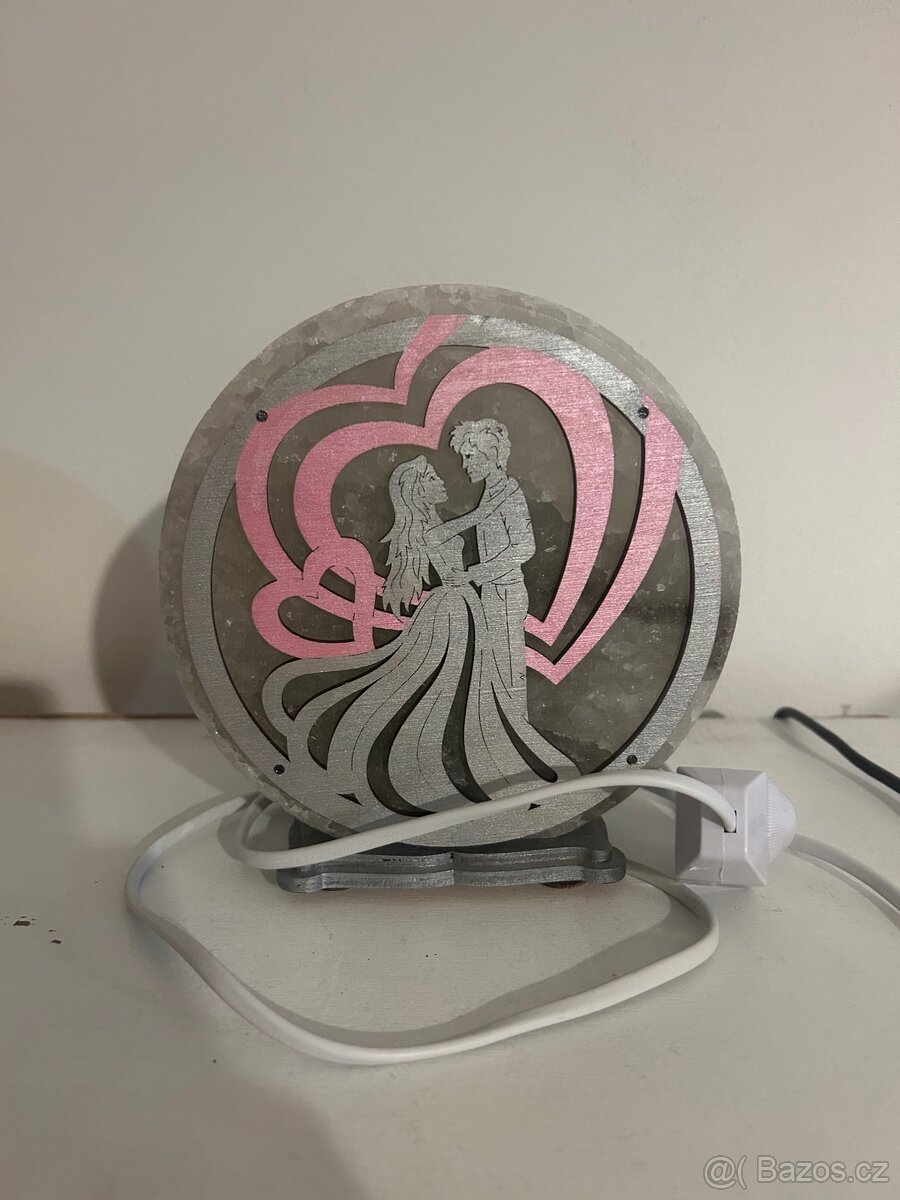 Solná lampa svítící
