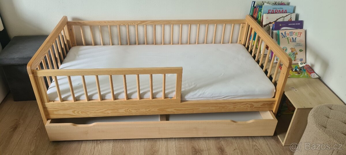 Dětská postel s matrací 140×70 – masiv, jako nová