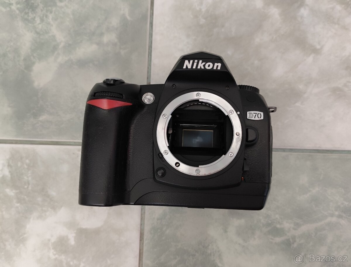 ZRCADLOVKA NIKON D70 S VADOU NA NÁHRADNÍ DÍLY