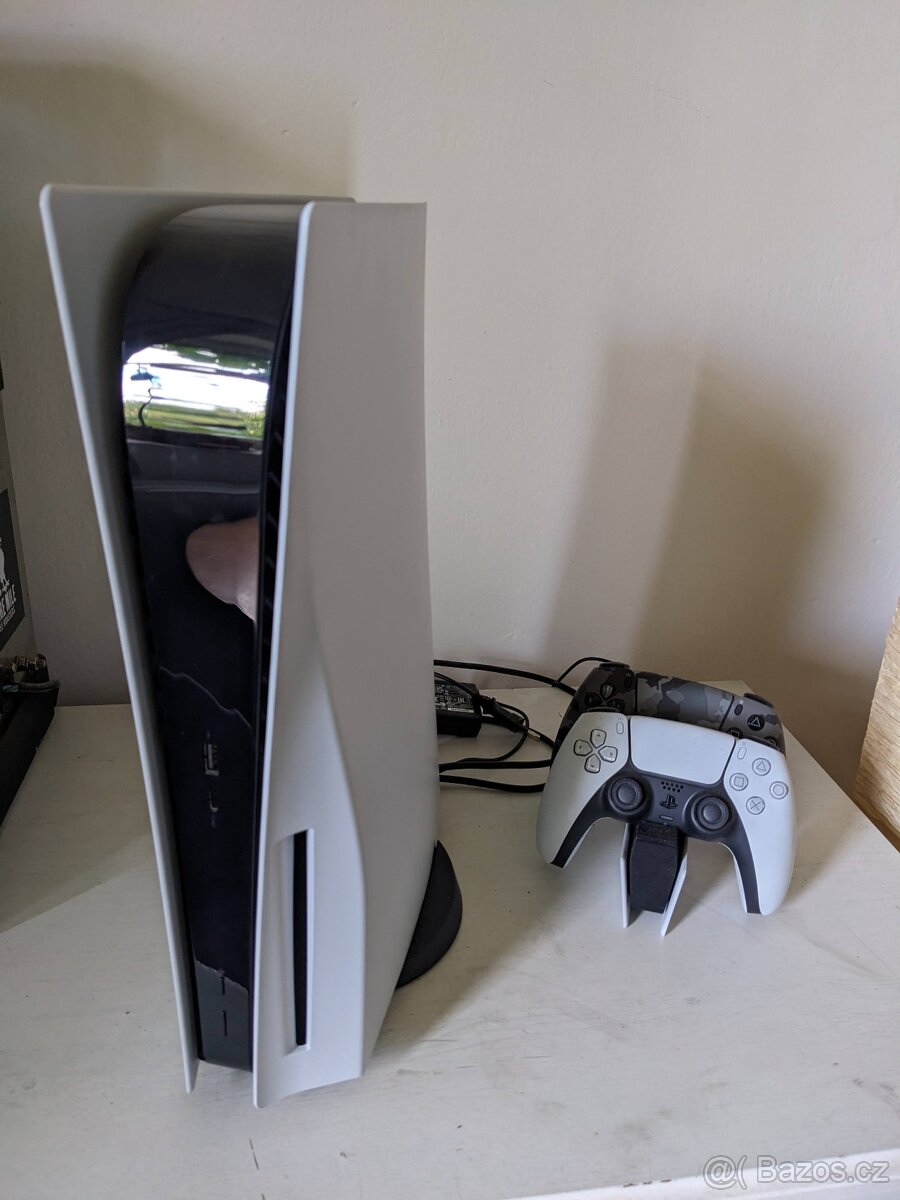 Sony Playstation 5 + dva ovladače + dock + God of War