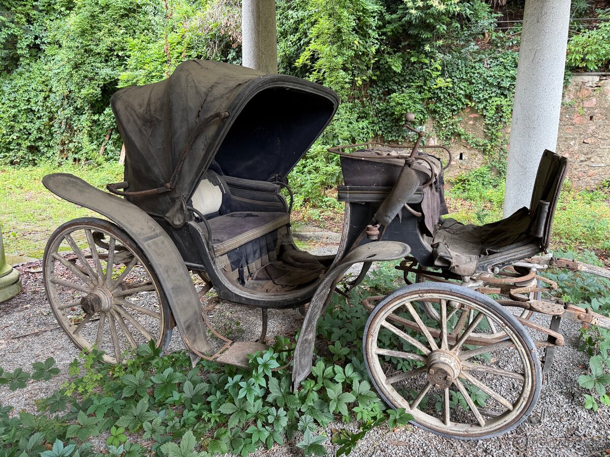 Historický dřevěný kočár (rok 1900)
