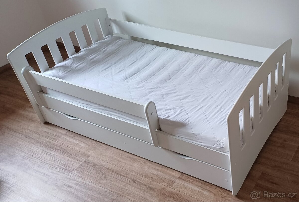Dětská postel MaxMax Classic se šuplíkem a matrací