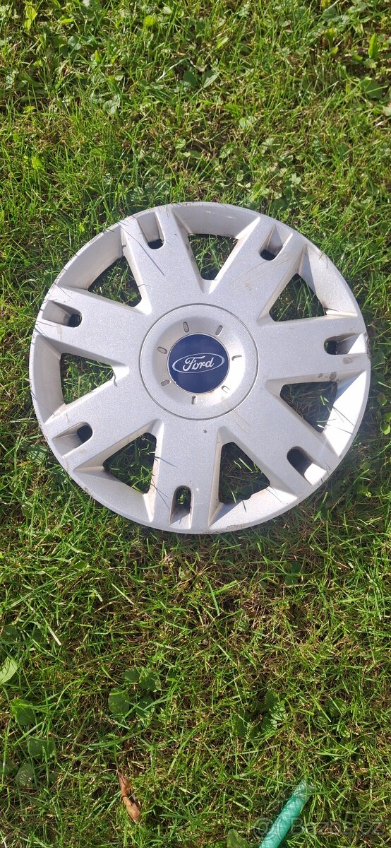 Poklice Ford 15" originál použitá.