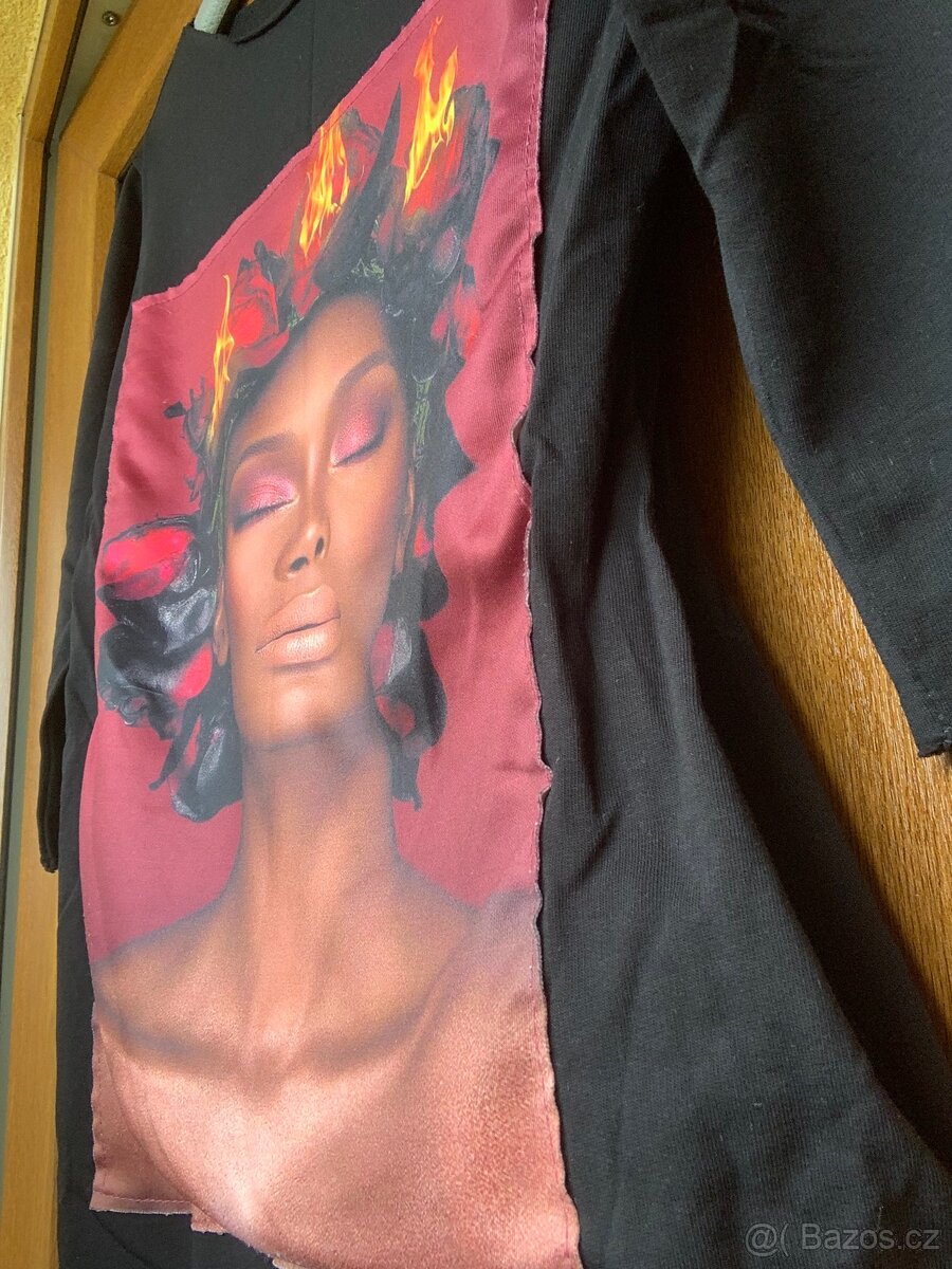 Ležérní dámské šaty s motivem ženské síly