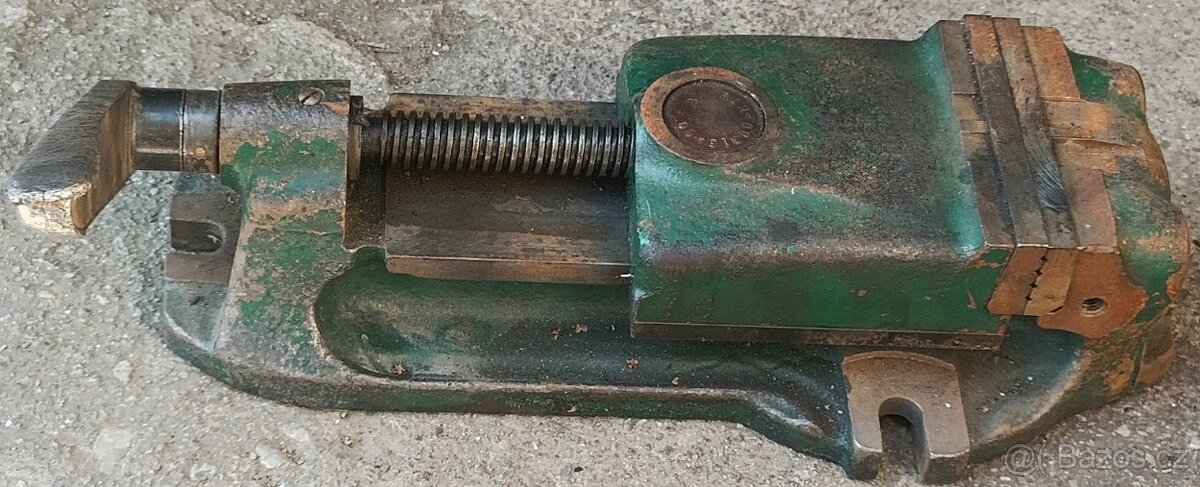 Strojní svěrák s klikou - šířka čelistí 100mm .Dobrý stav