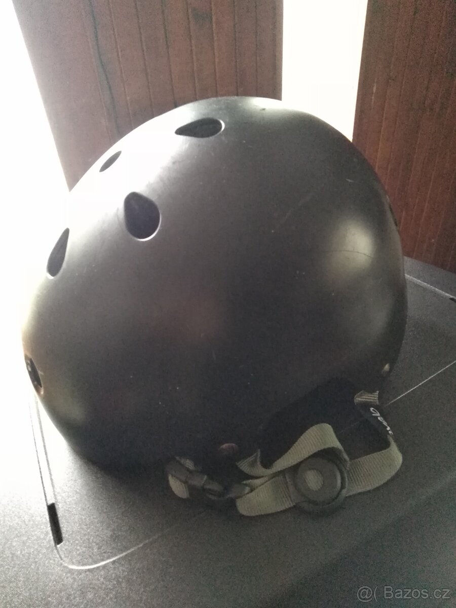 Helma decathlon na koloběžku, kolo, skateboard apod
