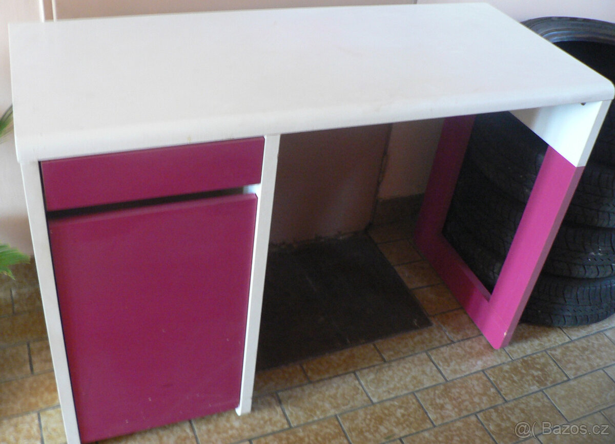 Dětský psací stůl