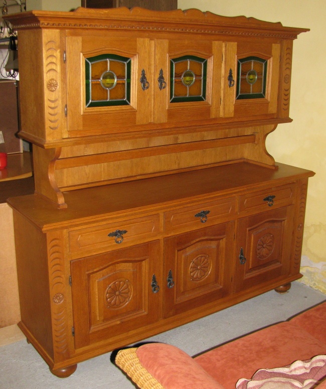 Rustikální příborník