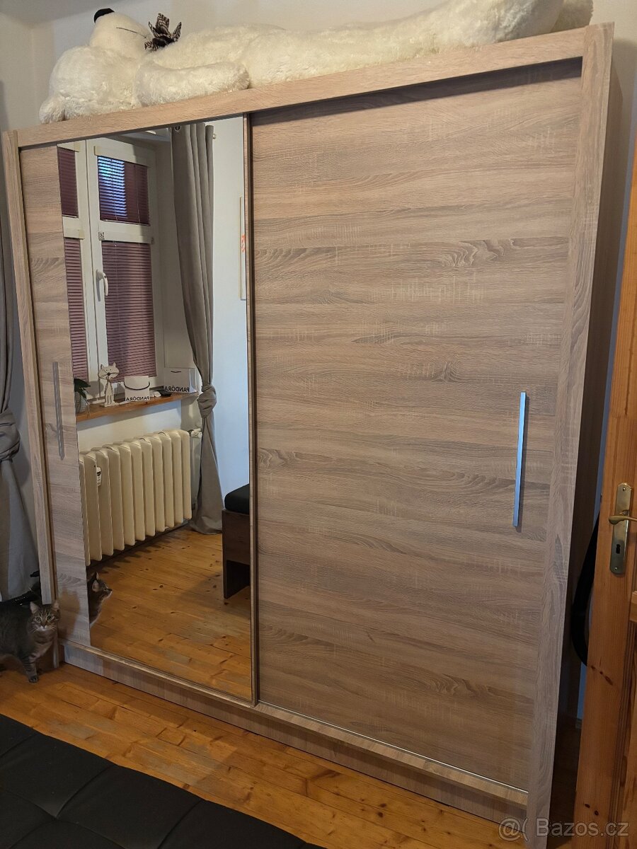 Šatní skříň se zrcadlem
