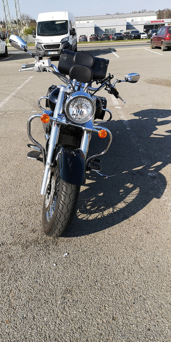 Suzuki c 800 intruder