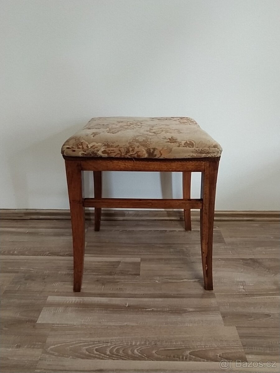 Starožitný taburet
